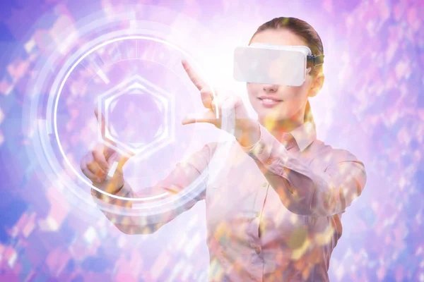 Εικονική Πραγματικότητα Έννοια Γυναίκα Και Γυαλιά Εικονικής Πραγματικότητας — Φωτογραφία Αρχείου