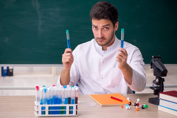 Mladý Chemik Učitel Sedí Třídě — Stock fotografie