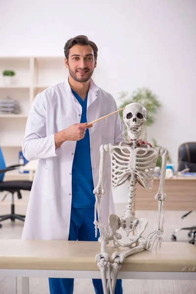 Ung Manlig Läkare Med Skelett Sjukhuset — Stockfoto