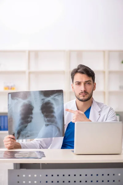 Jovem Médico Radiologista Que Trabalha Clínica — Fotografia de Stock