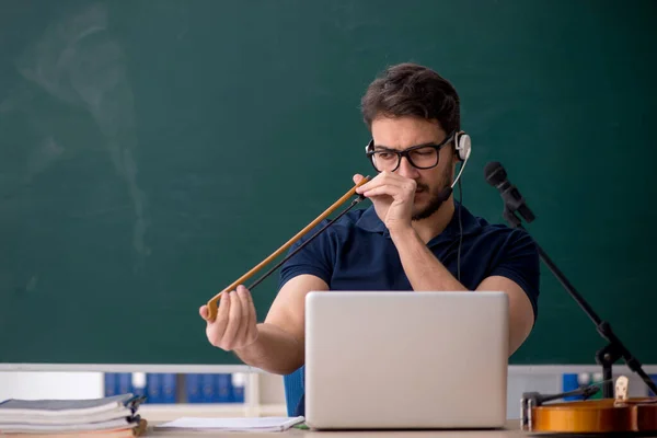 Junge Musiklehrerin Sitzt Klassenzimmer — Stockfoto