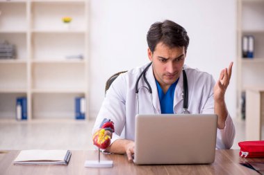 Teletıp konseptinde genç doktor