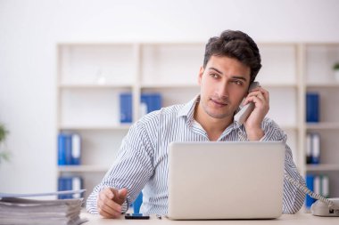 İş yerinde çalışan genç bir çalışan.