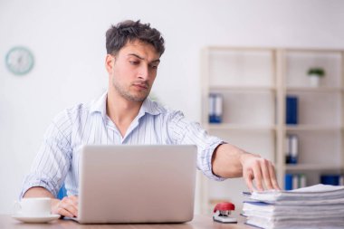 İş yerinde çalışan genç bir çalışan.