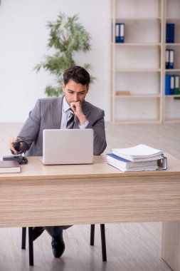 Genç çalışan işyerinde oturuyor.