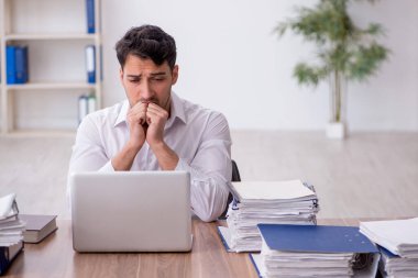 Genç çalışan işyerinde oturuyor.