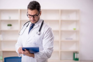 Hastanede çalışan genç bir doktor.