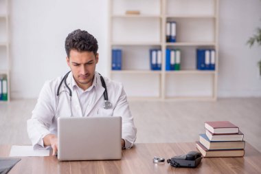 Teletıp konseptinde genç doktor