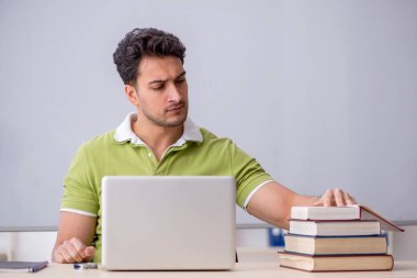 Telekulasyon konseptinde genç öğrenci