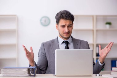 Ofiste çalışan genç bir çalışan.