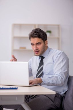 Ofiste çalışan genç bir çalışan.