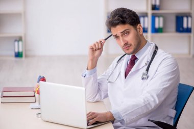 Teletıp konseptinde genç doktor