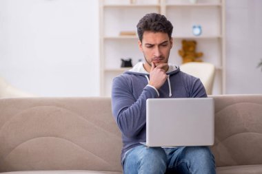 Salgın sırasında evden çalışan genç bir serbest çalışan.