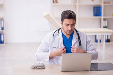 Hastanede çalışan genç bir doktor.