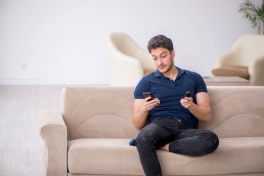 Genç erkek öğrenci salgın sırasında evde oturuyor.