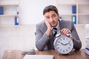 Zaman yönetimi konseptinde genç çalışan