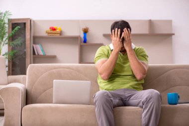 Evden çalışan genç bir serbest çalışan.