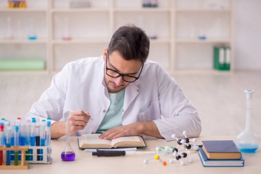 Laboratuvarda çalışan genç bir kimyager.