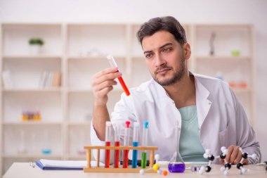 Laboratuvarda çalışan genç bir kimyager.