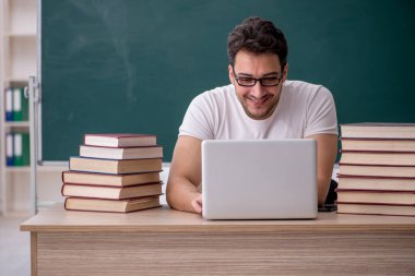 Sınıfta oturan genç öğrenci.