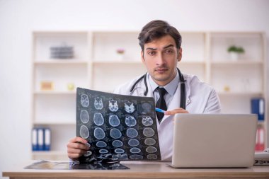 Klinikte çalışan genç bir radyolog.