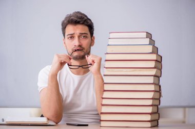 Sınıfta oturan genç öğrenci.