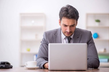 Ofiste çalışan genç bir çalışan.