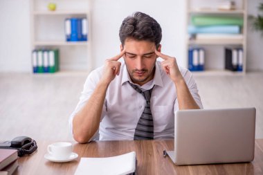 Ofiste çalışan genç bir çalışan.