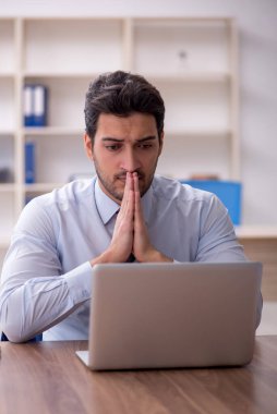 Genç işadamı ve işyerinde çok fazla iş var.