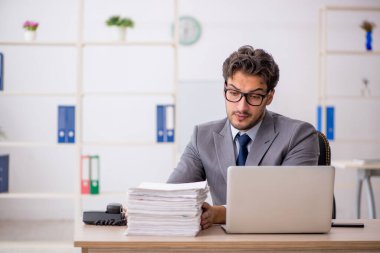 Ofiste çalışan genç işadamı.