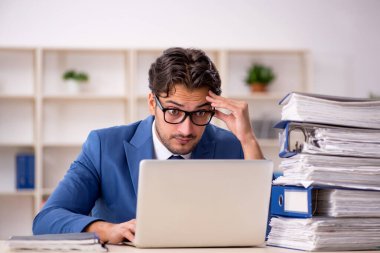 Genç işadamı ofisteki aşırı işten memnun değil.