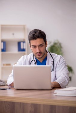 Teletıp konseptinde genç doktor