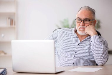 Ofiste çalışan eski bir çalışan.