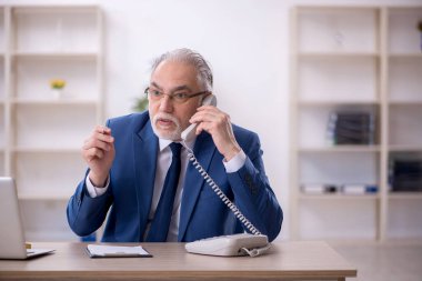 Ofiste çalışan eski patron.