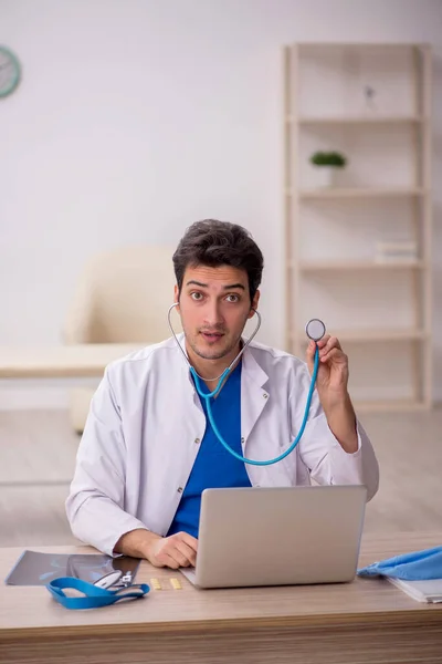 Junge Ärztin Arbeitet Krankenhaus — Stockfoto