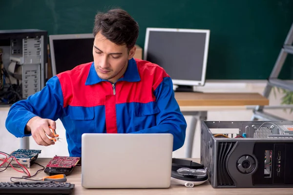Νέος Επισκευαστής Επισκευάζει Υπολογιστές Στην Τάξη — Φωτογραφία Αρχείου