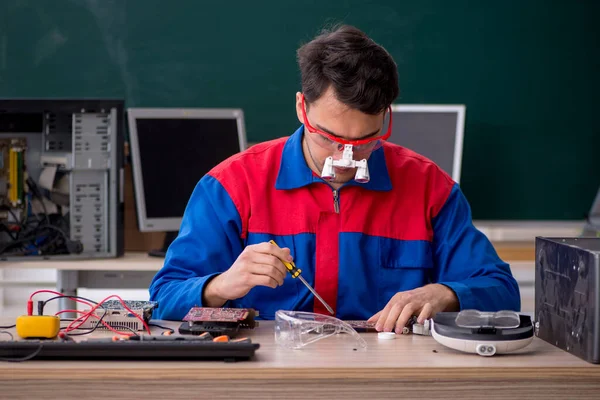 Jeune Réparateur Réparer Des Ordinateurs Dans Salle Classe — Photo