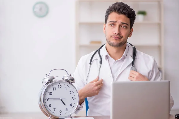 Junger Arzt Zeitmanagement Konzept — Stockfoto