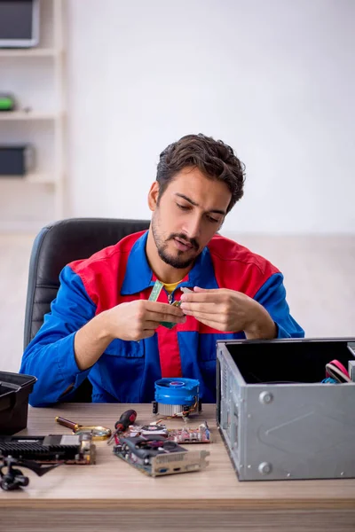 Young Repairman Repairing Computer Workshop — Stock Photo, Image