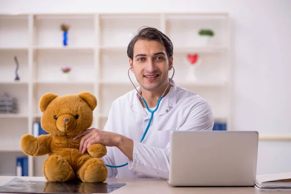Jovem Médico Segurando Brinquedo Urso — Fotografia de Stock