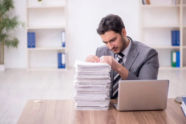 Jeune Employé Trop Travail Bureau — Photo