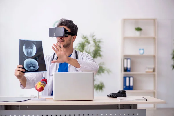 年轻医生在诊所享用虚拟眼镜 — 图库照片