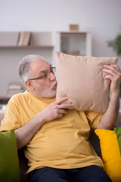 Alter Mann Mit Vielen Kissen Hause — Stockfoto