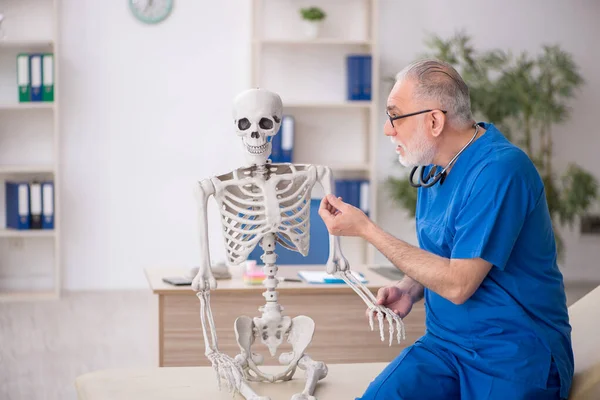 Starý Doktor Vyšetřuje Kostru Nemocnici — Stock fotografie