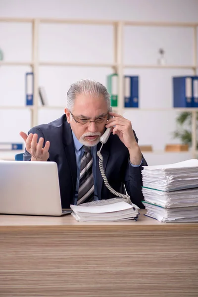 Old Employee Speaking Phone Workplace — Fotografia de Stock