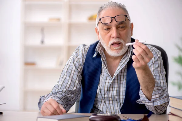 Aged Male Writer Smoking Cigarette — Stock Photo, Image