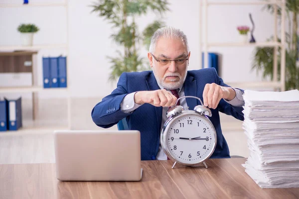 時間管理の概念の古い従業員 — ストック写真