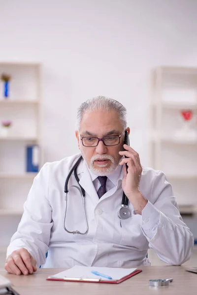Teletıp Konseptinde Yaşlı Bir Doktor — Stok fotoğraf