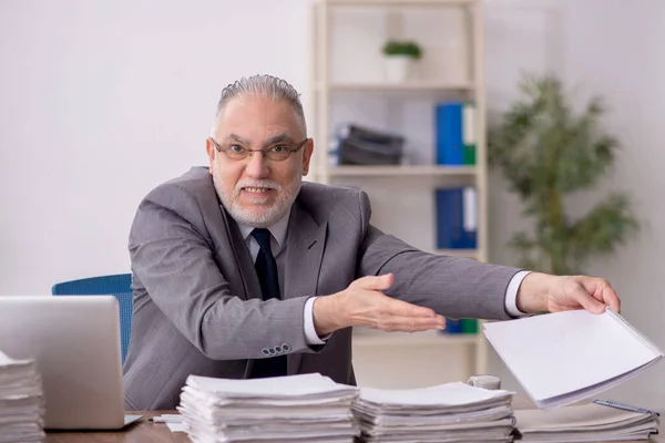 Old Employee Too Much Work Workplace — Photo