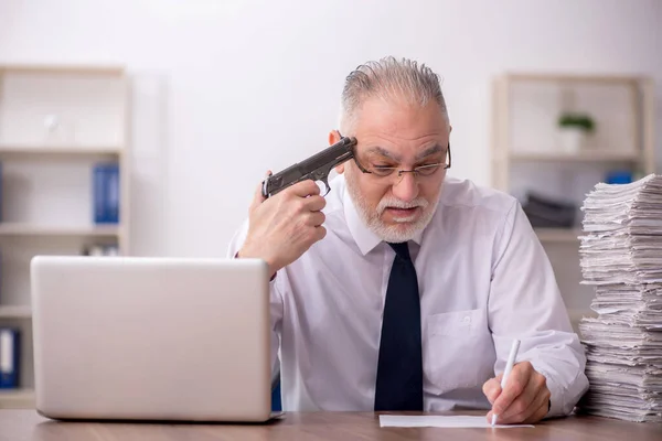 Alter Angestellter Mit Waffe Arbeitsplatz — Stockfoto